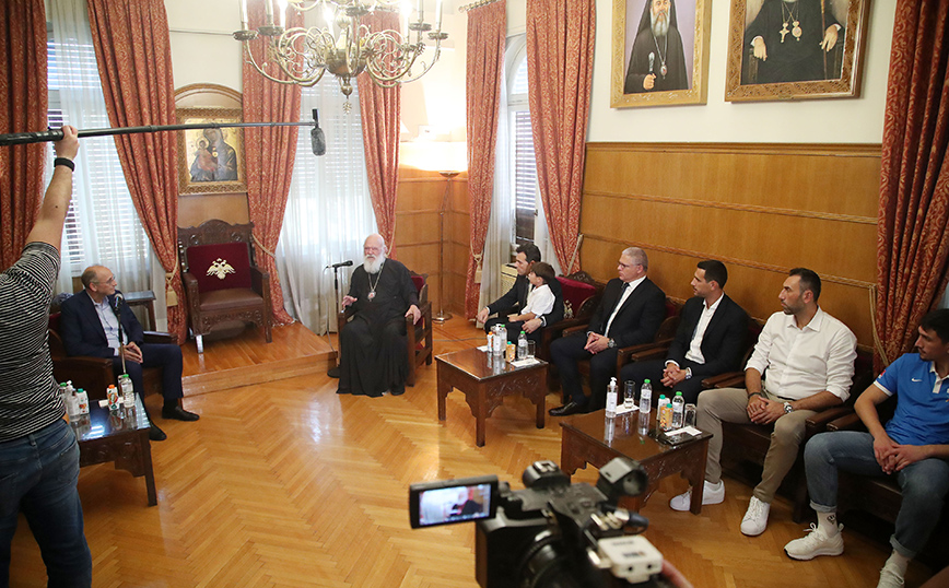 Αντιπροσωπεία της εθνικής ομάδας μπάσκετ στον Αρχιεπίσκοπο Ιερώνυμο ενόψει του Ευρωπαϊκού Πρωταθλήματος