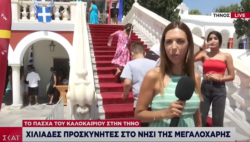 Τήνος: Νεαρή έκανε το σήμα των Γκρίζων Λύκων μπροστά στην κάμερα του ΣΚΑΪ – Δείτε το βίντεο