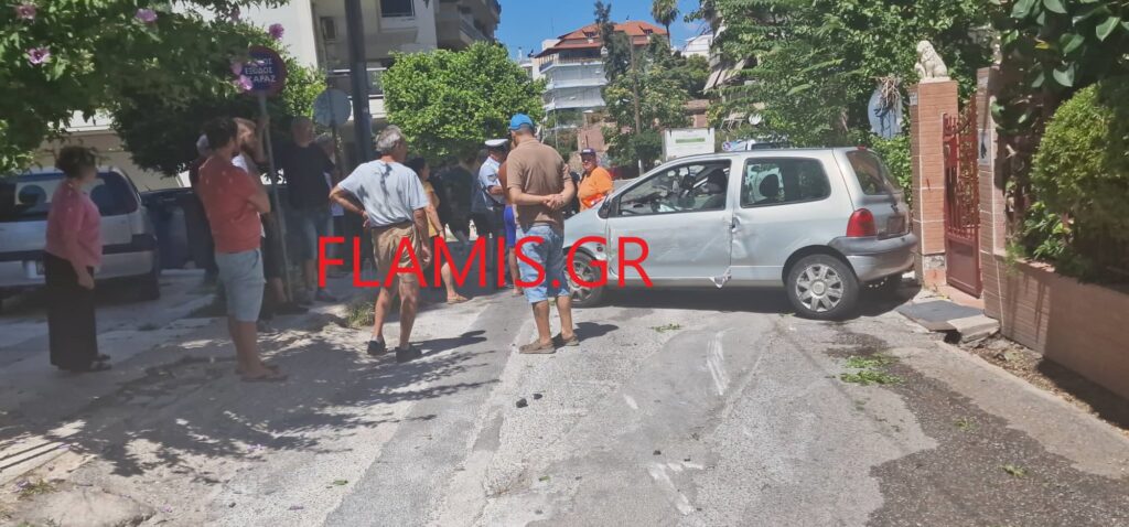 Πάτρα: Αμάξι έπεσε πάνω σε αυλή σπιτού και ξήλωσε όλη την περίφραξη – Φωτογραφίες από το ατύχημα