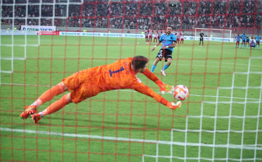 Ο Βατσλίκ αποκρούει το πέναλτι και δίνει την πρόκριση στον Ολυμπιακό Ο Βατσλίκ αποκρούει το πέναλτι και δίνει την πρόκριση στον Ολυμπιακό