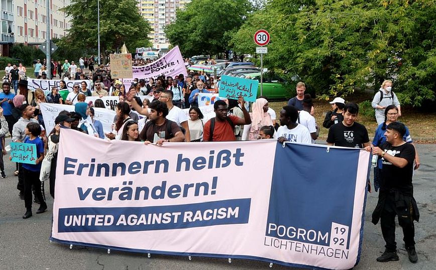 Γερμανία: Αντιρατσιστική συγκέντρωση στο Ροστόκ κατά την 30η επέτειο επίθεσης νεοναζί