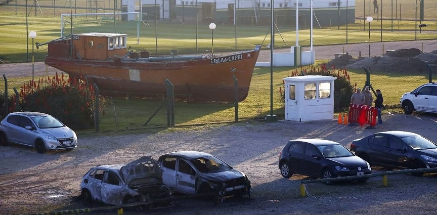 Αργεντινή: Οπαδοί έκαψαν τα αυτοκίνητα των παικτών της ομάδας – «Μαφιόζικη επίθεση», λένε οι αρχές