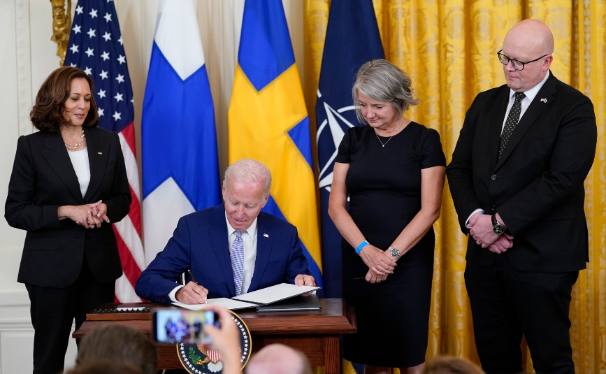 Τζο Μπάιντεν: Υπέγραψε και επικύρωσε την έγκριση της εισδοχής Σουηδίας και Φινλανδίας στο ΝΑΤΟ