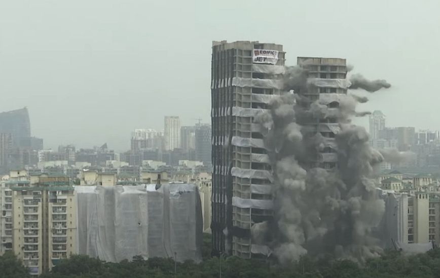 Ινδία: Δείτε βίντεο τη στιγμή που δύο ουρανοξύστες 103 μέτρων γκρεμίζονται
