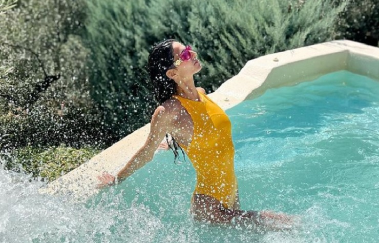 Ηλιάνα Παπαγεωργίου: Φορώντας το κίτρινο μαγιό της «παίζει» στο νερό