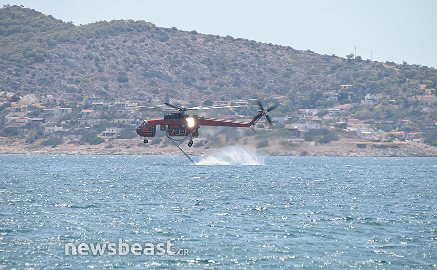 Φωτιά στη Νέα Πέραμο: Με ελαφρά τραύματα οι πιλότοι του αεροσκάφους που κατέπεσε ανοιχτά της Σαλαμίνας