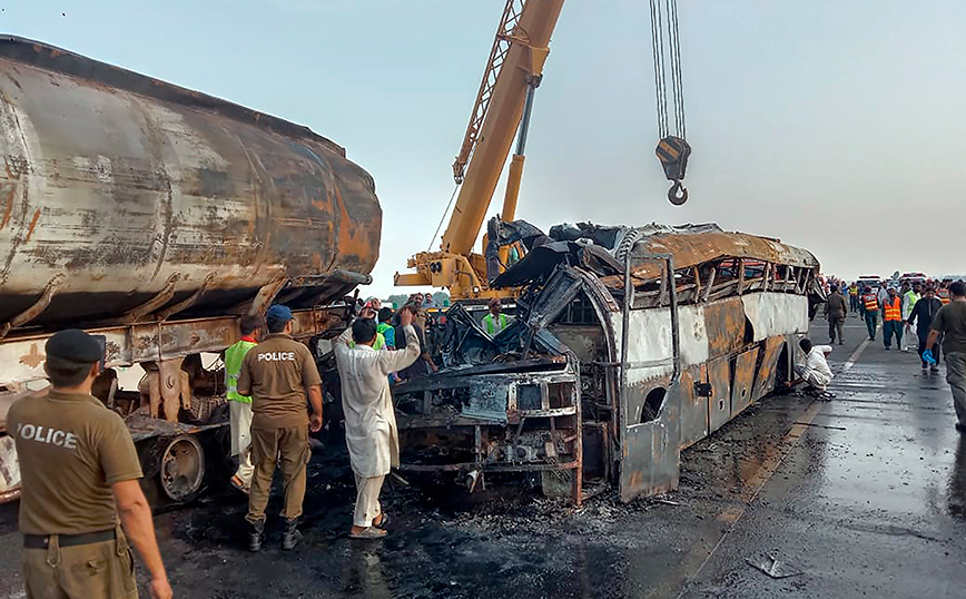 Τραγωδία στο Πακιστάν &#8211; Λεωφορείο συγκρούστηκε με βυτιοφόρο: Απανθρακωθήκαν 20 άτομα