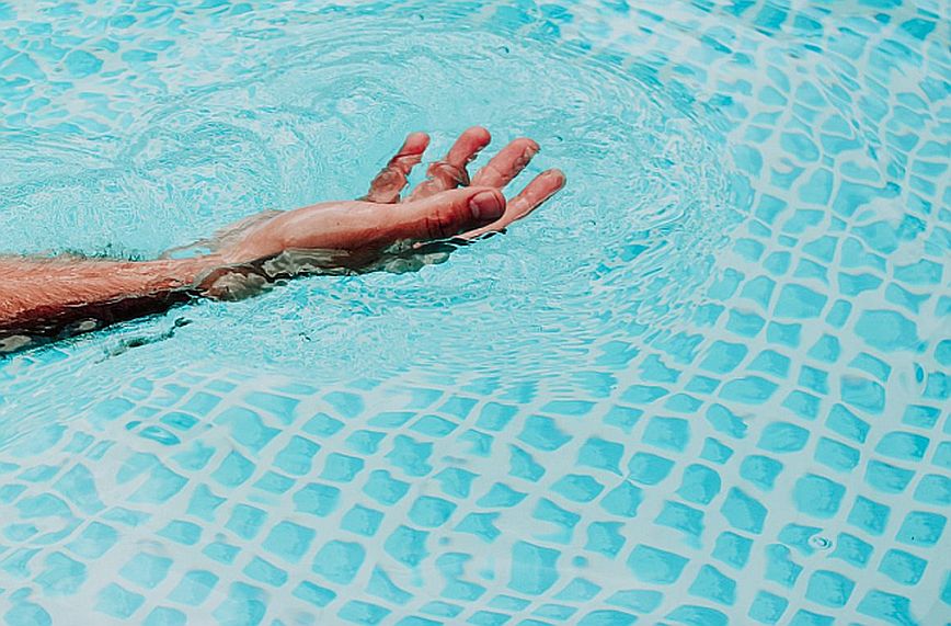 Απίστευτη τραγωδία στη Νάξο: Γυναίκα πνίγηκε σε πισίνα μπροστά στα μάτια του μικρού παιδιού της