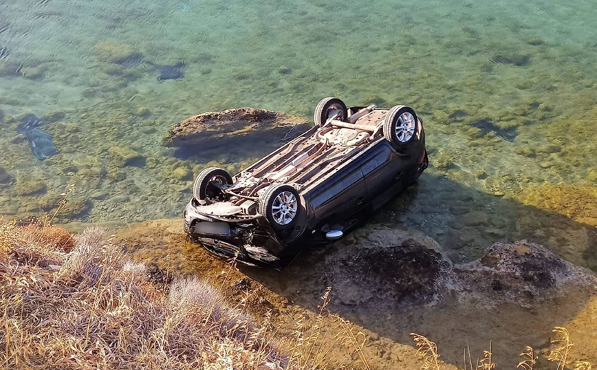 Βραυρώνα: Λύθηκε το χειρόφρενο και το αμάξι… βούτηξε στη θάλασσα