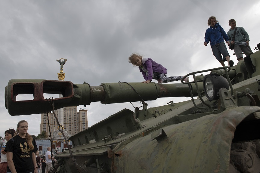 Πόλεμος στην Ουκρανία: Παιδιά φωτογραφήθηκαν πάνω σε κατεστραμμένα ρωσικά τανκς