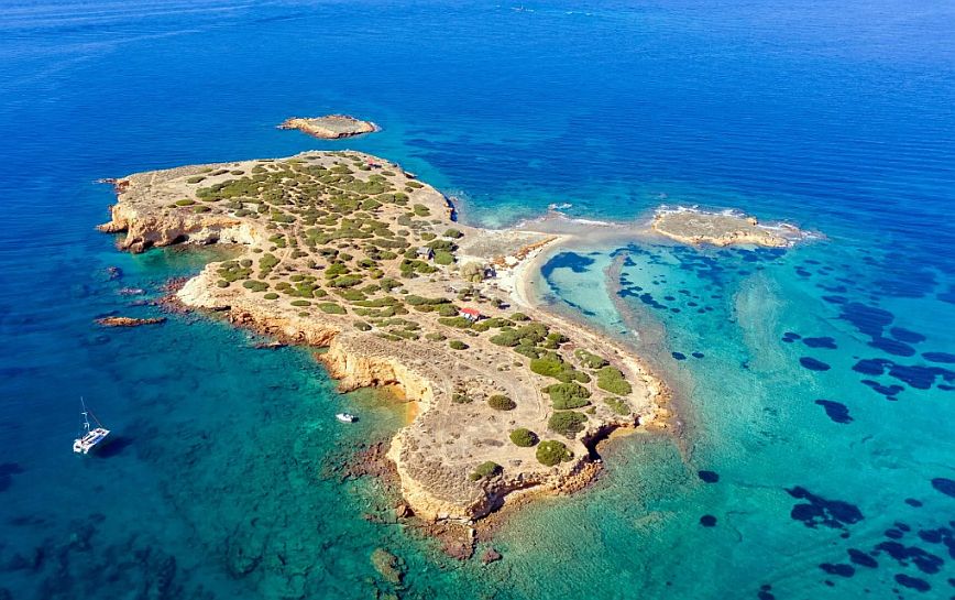 Σύγκρουση θαλαμηγού και ιστιοφόρου στην Υδρούσα στο Σαρωνικό – Τραυματίστηκε μια 39χρονη