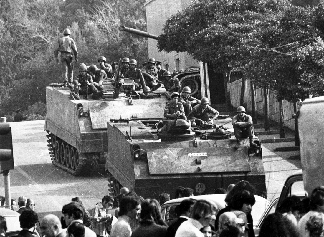 Άρματα μέσα στον περίβολο του Κοινοβουλίου Άρματα μέσα στον περίβολο του Κοινοβουλίου