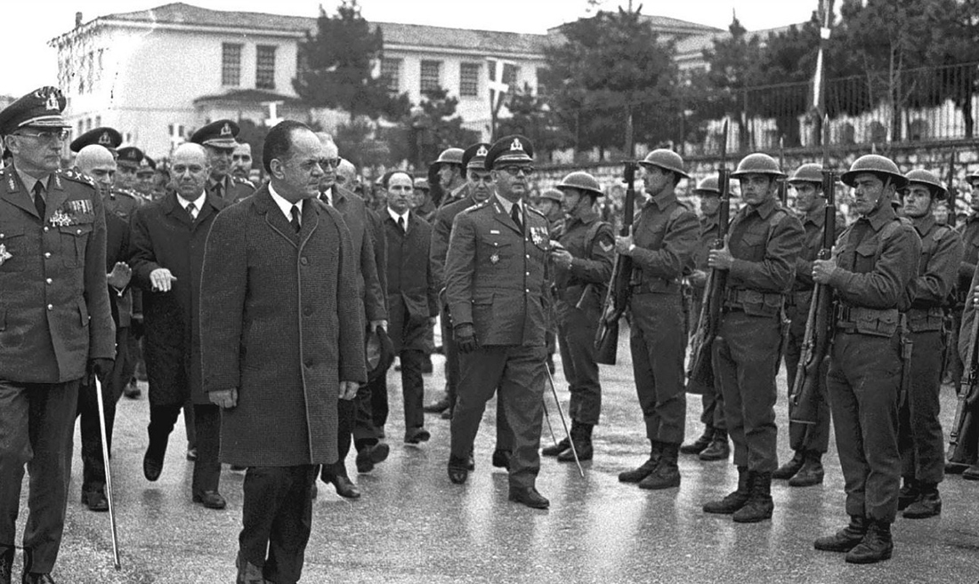 Ο Γεώργιος Παπαδόπουλος επιθεωρεί άγημα Ο Γεώργιος Παπαδόπουλος επιθεωρεί άγημα