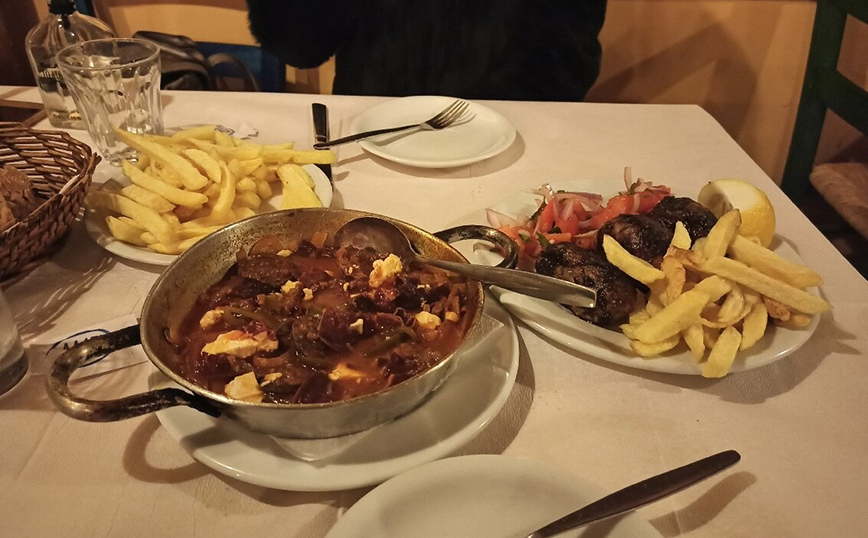 Μεζεδάκια στο Αυθαίρετο Μεζεδάκια στο Αυθαίρετο