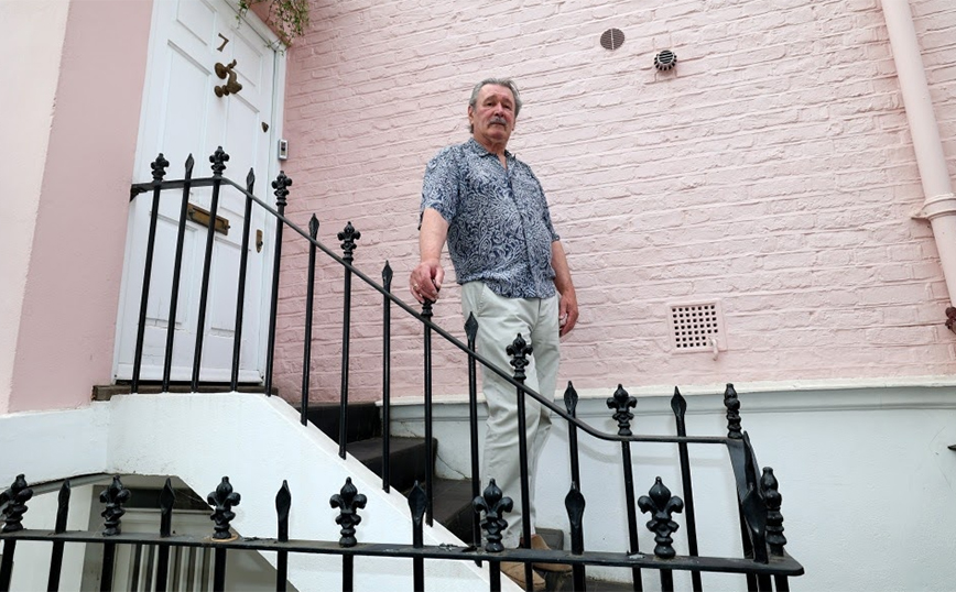 Ηλικιωμένος με ροζ σπίτι έχει βρει τον μπελά του &#8211; Ιnfluencer κάνουν ζημιές χιλιάδων λιρών στο κατώφλι του για μία φωτογραφία