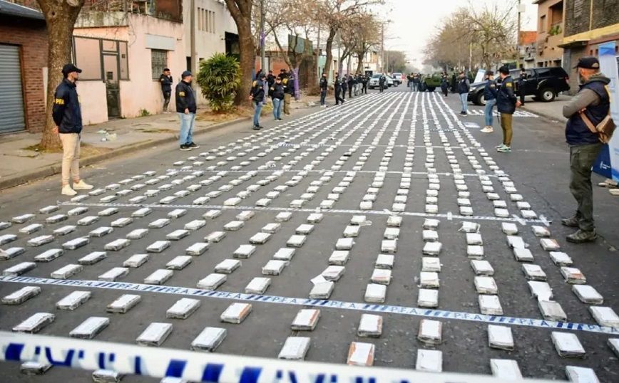 Αργεντινή: Κατασχέθηκε πάνω από 1,6 τόνοι κοκαΐνης με προορισμό το Ντουμπάι – Τον είχα κρύψει μέσα σε σακιά με ζωοτροφή