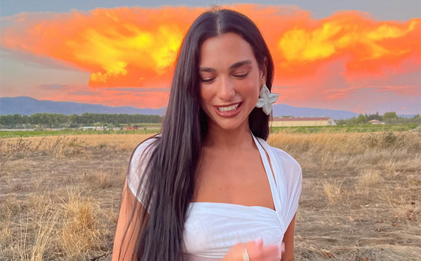 Dua Lipa: Το ρομαντικό see through φόρεμα που επέλεξε για τον γάμο του σχεδιαστή Jacquemus με τον σύντροφό του