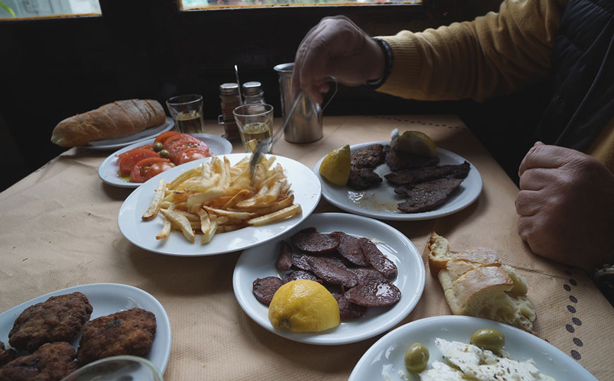 Οι γευστικές στάσεις στον Πειραιά που γράφουν τη δική τους ιστορία