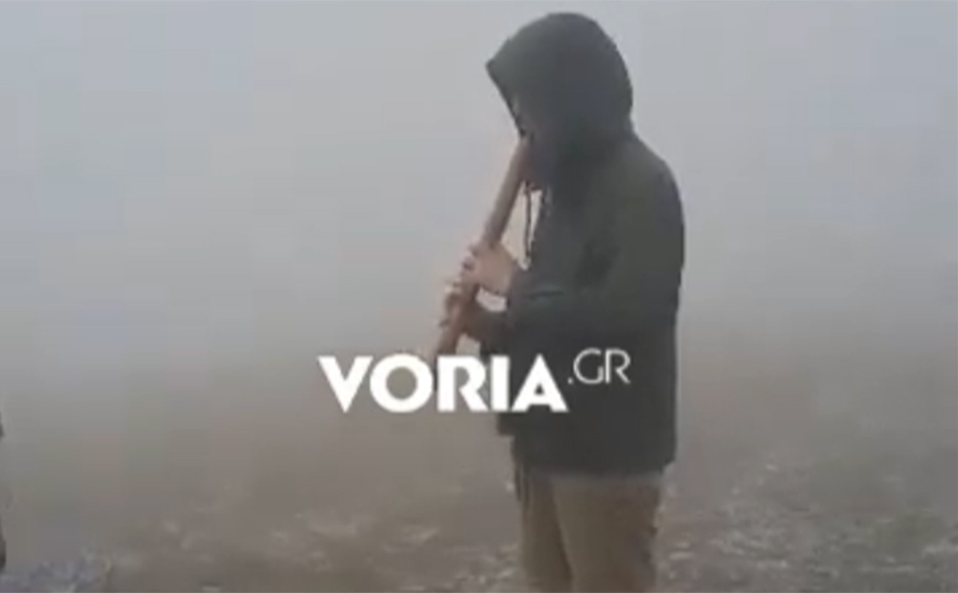 Όλυμπος: Γερμανός μουσικός παίζει φλάουτο σε υψόμετρο 2.650 μέτρων