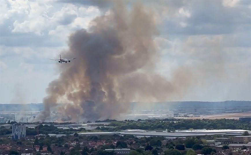 Συναγερμός στο Λονδίνο: Μεγάλη φωτιά κοντά στο αεροδρόμιο του Χίθροου &#8211; Αεροπλάνο περνάει δίπλα από τους καπνούς