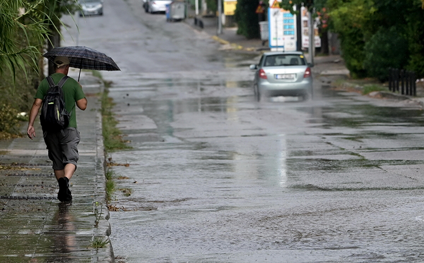 Κακοκαιρία στην Αττική: Πλημμύρισαν οι δρόμοι – Με δυσκολία οι μετακινήσεις των οχημάτων