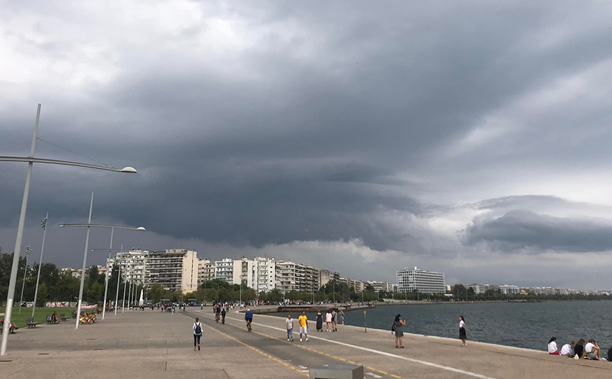 Ισχυρή καταιγίδα, με αστραπές και βροντές έπληξε τη Θεσσαλονίκη