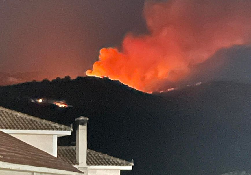 Φωτιά στην Κεφαλονιά: Καίει χορτολιβαδική έκταση κοντά στο χωριό Αννινάτα