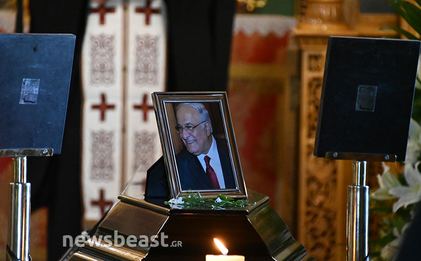 Διονύσης Σιμόπουλος: Πλήθος κόσμου στην κηδεία του διάσημου αστροφυσικού