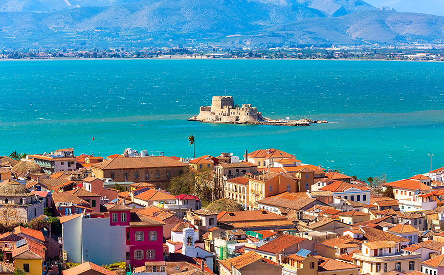 Η πόλη του Ναυπλίου και στο βάθος το Μπούρτζι Η πόλη του Ναυπλίου και στο βάθος το Μπούρτζι