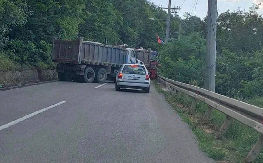 Βόρειο Κόσοβο: Οι Σέρβοι απομακρύνουν τα οδοφράγματα από τους κεντρικούς δρόμους