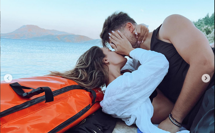 Μαριαλένα Ρουμελιώτη και Σάκης Κατσούλης ανταλλάσσουν καυτά φιλιά στην παραλία