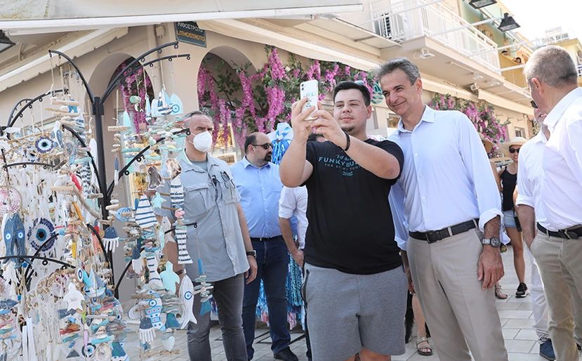 Οι διάλογοι Μητσοτάκη με πολίτες στο πλακόστρωτο του Αργοστολίου – Οι ομογενείς και η αγωνία της μονοεδρικής