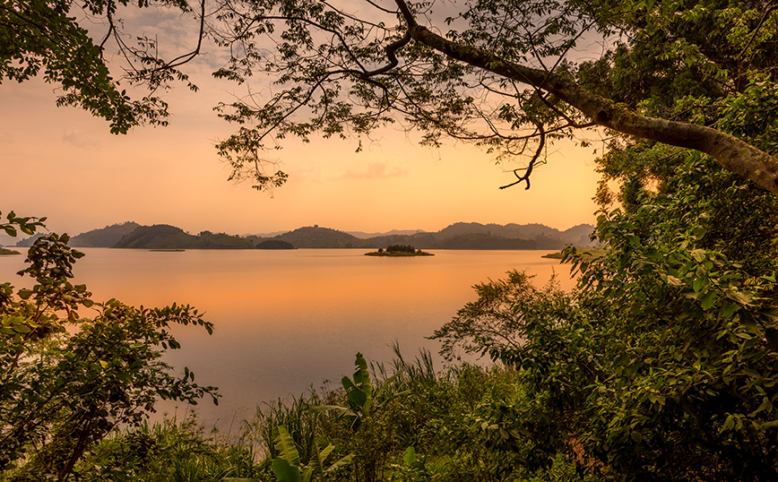 Λίμνη Mutanda στα σύνορα Ρουάντας Ουγκάντας Λίμνη Mutanda στα σύνορα Ρουάντας Ουγκάντας