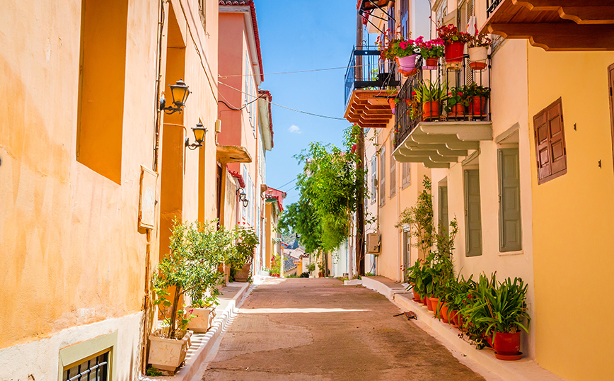 Γραφικό σοκάκι στο Ναύπλιο Γραφικό σοκάκι στο Ναύπλιο