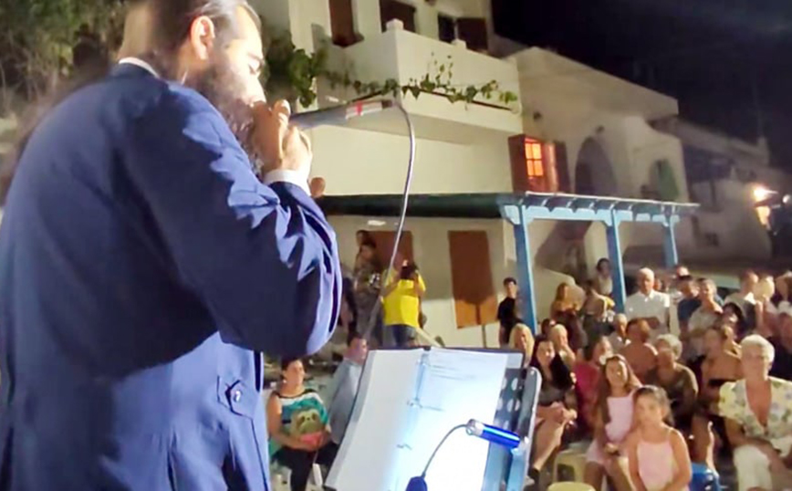 Νάξος: Ιερέας έπιασε το μικρόφωνο σε ραπ συναυλία και τραγούδησε Άλκηστις Πρωτοψάλτη
