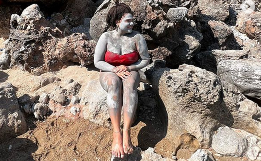 Δανάη Μπάρκα: Φωτογραφίζεται καθισμένη στα βράχια και πασαλειμμένη με άργιλο