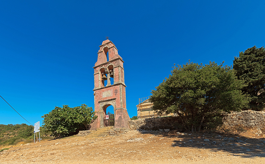 Ροζ καμπαναριά στην Παλιά Περίθεια