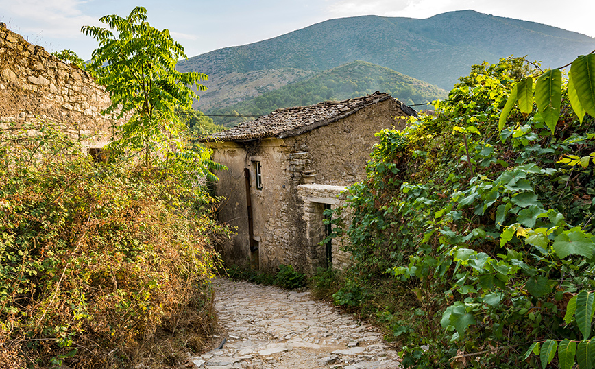 Πέτρινο δρομάκι στην Παλιά Περίθεια