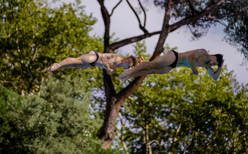 άντρες που ετοιμάζονται για βουτιά άντρες που ετοιμάζονται για βουτιά