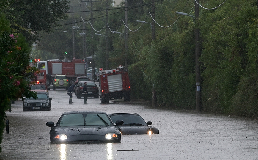 Απεγκλωβισμός λόγω βροχής στη Λεωφόρο Δροσιάς - Σταμάτας στο Διόνυσο
