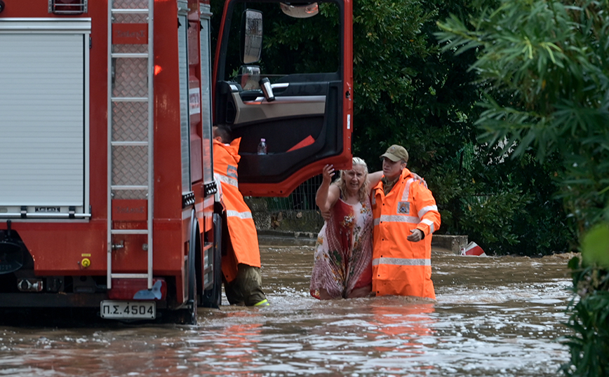 Απεγκλωβισμός λόγω βροχής στη Λεωφόρο Δροσιάς - Σταμάτας στο Διόνυσο