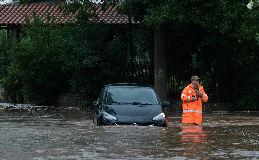 Απεγκλωβισμός λόγω βροχής στη Λεωφόρο Δροσιάς - Σταμάτας στο Διόνυσο