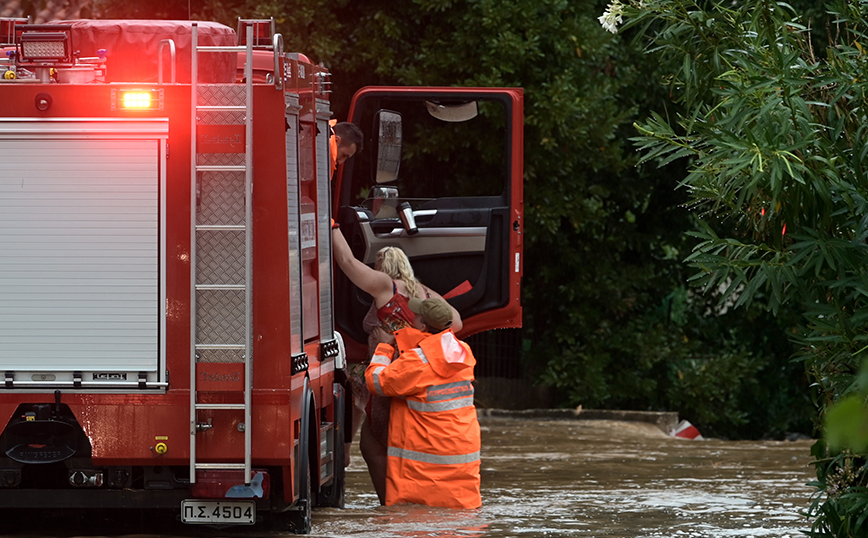 Κακοκαιρία: Πλημμύρισε η λεωφόρος Σταμάτας &#8211; Δροσιάς &#8211; Οδηγοί εγκλωβίστηκαν στα αυτοκίνητά τους