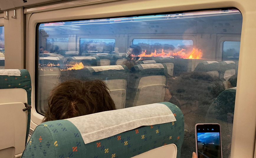 Τρομακτικές εικόνες στην Ισπανία: Φωτιά περικύκλωσε τρένο γεμάτο με επιβάτες