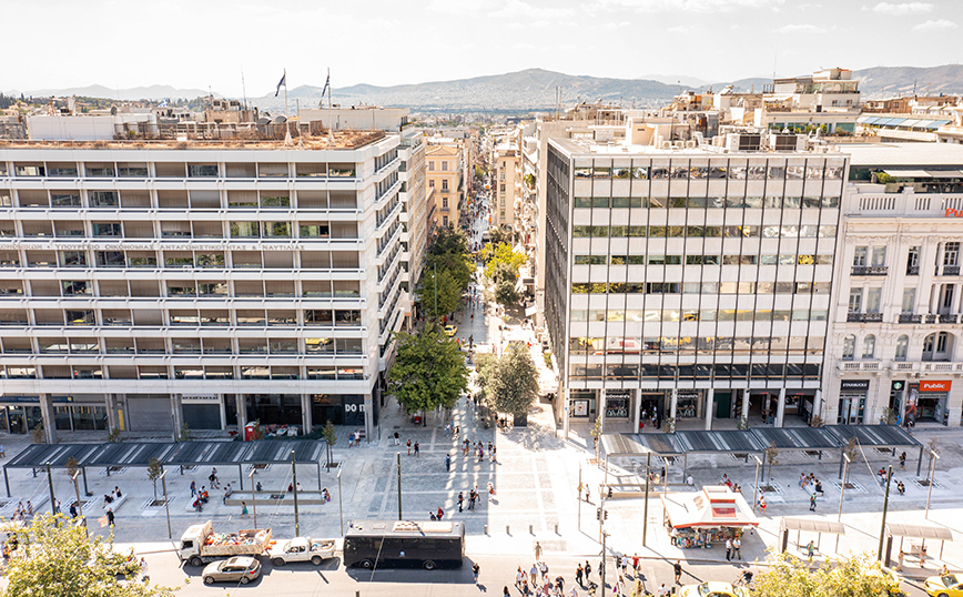 Στην τελική ευθεία η ανάπλαση της κάτω πλευράς της πλατείας Συντάγματος – Δείτε φωτογραφίες