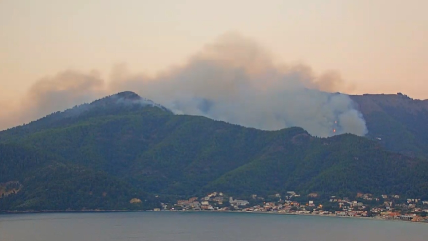 Μεγάλη φωτιά στη Θάσο – Ρίχτηκαν στη μάχη τα εναέρια μέσα, μήνυμα του 112 για εκκένωση οικισμού