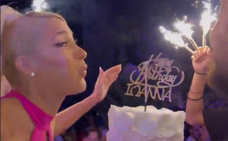 Ιωάννα Τούνη: Γιόρτασε τα γενέθλιά της με εντυπωσιακή τούρτα και «καυτά» φιλιά &#8211; Δείτε φωτογραφίες