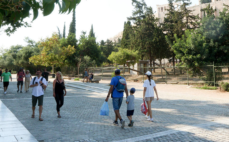 Καιρός: Υψηλές θερμοκρασίες και βροχές