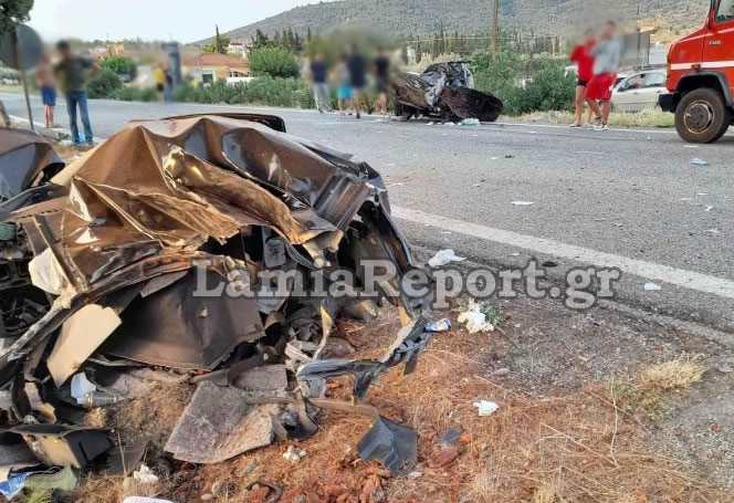 Τραγωδία στην άσφαλτο: Νεκρά δύο παιδιά 21 και 24 ετών σε τροχαίο στο Γαλαξίδι &#8211; Διαλύθηκε το αυτοκίνητο