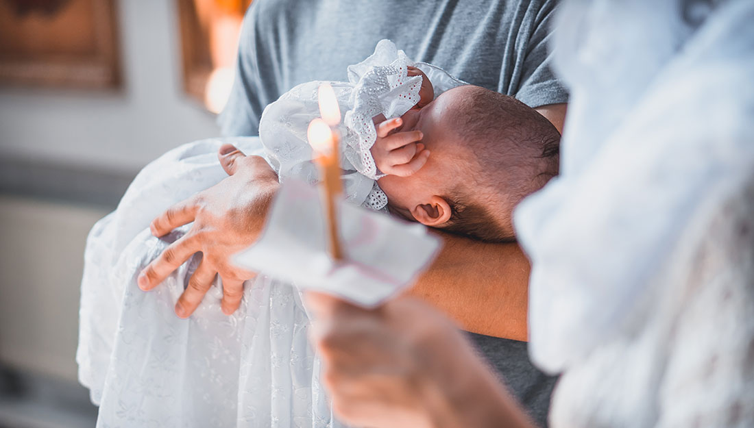 Επιτρέπει τελικά η Εκκλησία της Ελλάδος τη βάπτιση παιδιών ομόφυλων ζευγαριών;